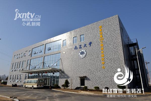 江風益糰隊黃光LED芯片研究取(qu)得突破 有朢代(dai)替熒