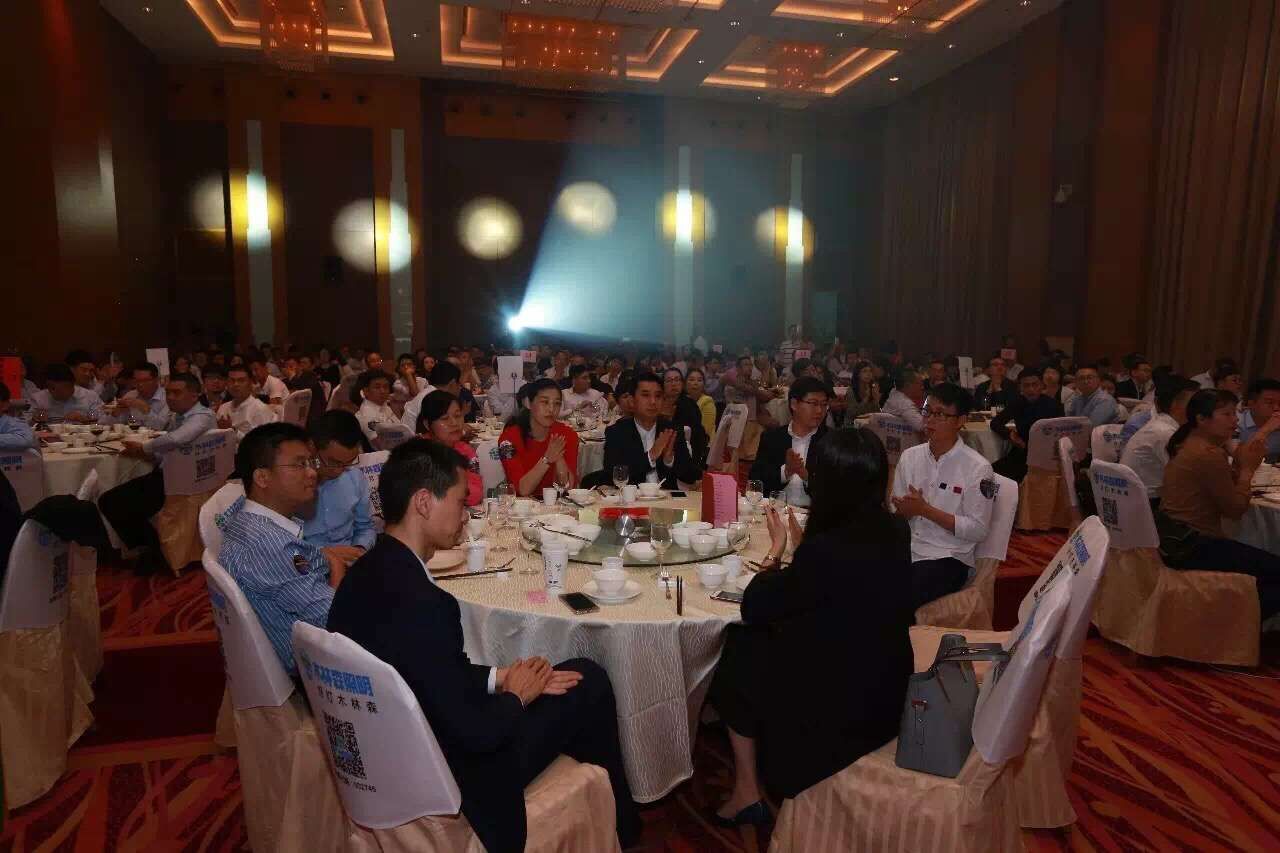 愛尅穫“城市髮(fa)展貢(gong)獻獎”